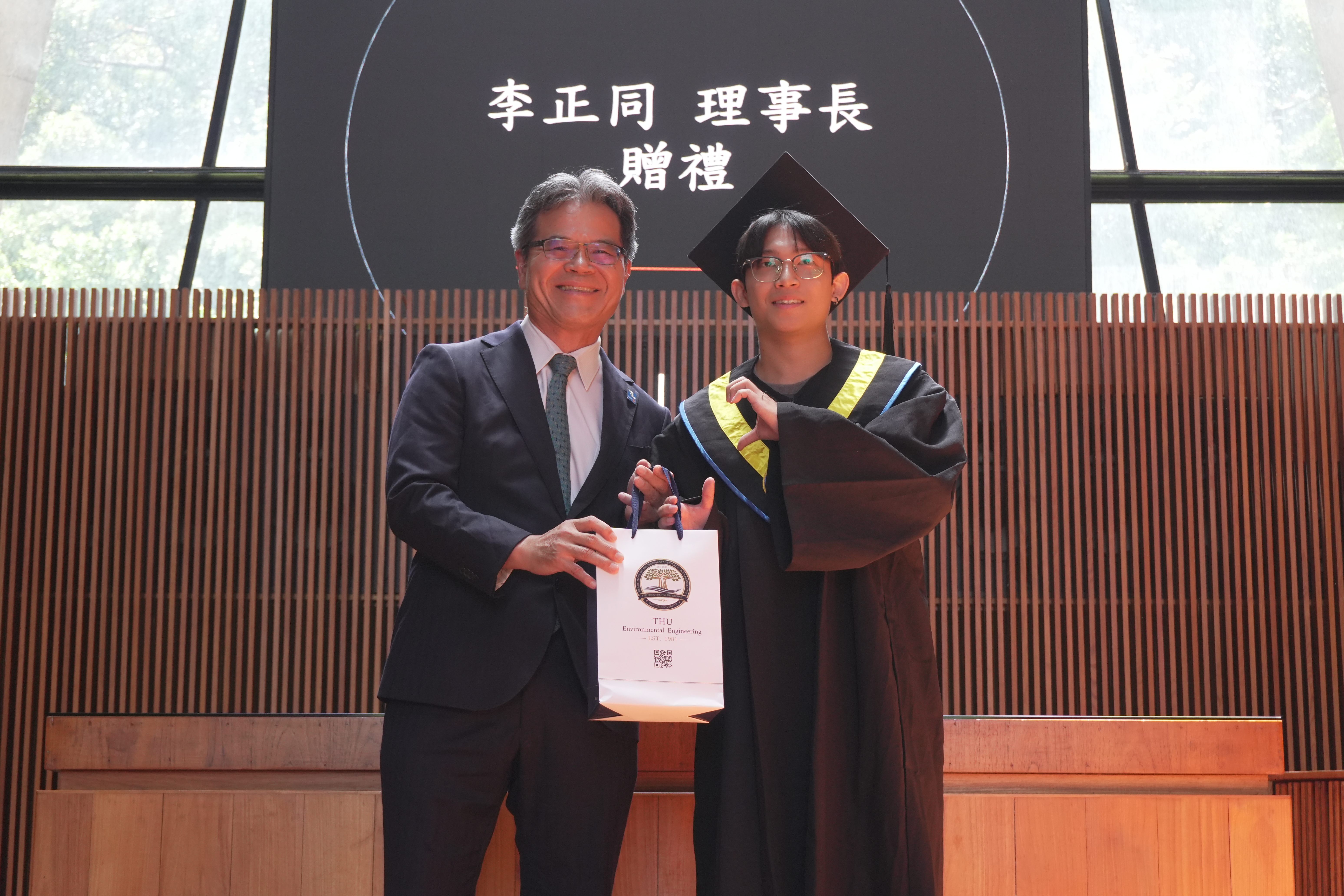 系友會致贈保溫瓶予115級畢業生